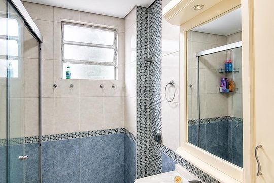 Banheiro de apartamento para alugar com 2 quartos, 57m² em Glória, Porto Alegre