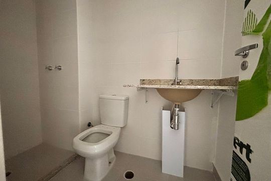 Banheiro de apartamento à venda com 1 quarto, 48m² em Vila Engenho Novo, Barueri