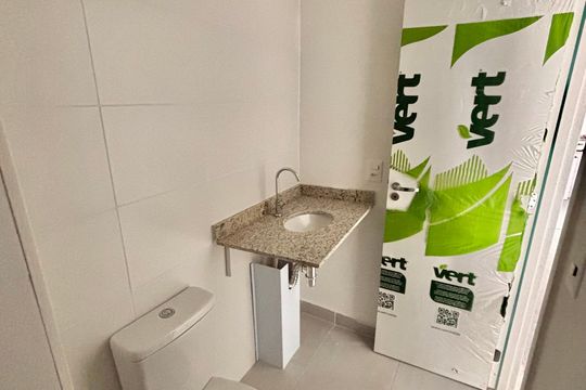 Banheiro de apartamento à venda com 1 quarto, 48m² em Vila Engenho Novo, Barueri