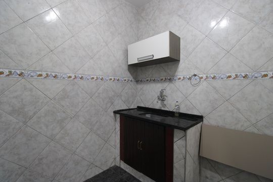 Cozinha de casa de condomínio para alugar com 2 quartos, 110m² em Taquara, Rio de Janeiro