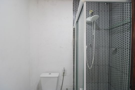 Banheiro da suíte de casa de condomínio para alugar com 2 quartos, 110m² em Taquara, Rio de Janeiro