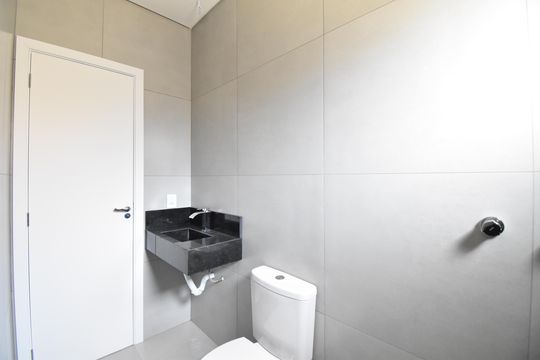 Banheiro da Suíte de casa de condomínio à venda com 3 quartos, 109m² em Cajuru, Curitiba