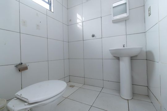 Banheiro de kitnet/studio para alugar com 1 quarto, 35m² em Rio Branco, Belo Horizonte