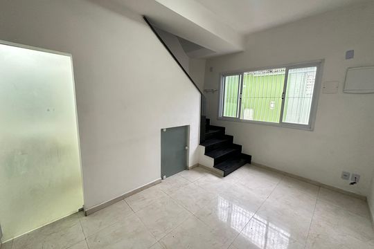 Sala de casa para alugar com 2 quartos, 83m² em Parque Bitaru, São Vicente