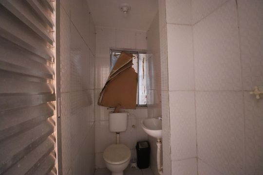Banheiro da suíte  de apartamento para alugar com 2 quartos, 70m² em Narandiba, Salvador