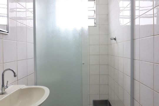 Banheiro Social de kitnet/studio para alugar com 1 quarto, 18m² em Dos Casa, São Bernardo do Campo