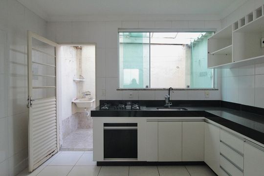 Cozinha de casa de condomínio para alugar com 2 quartos, 63m² em Vila Jardim Leblon, Belo Horizonte