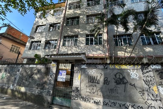 Fachada + placa de apartamento para alugar com 2 quartos, 40m² em Abolição, Rio de Janeiro