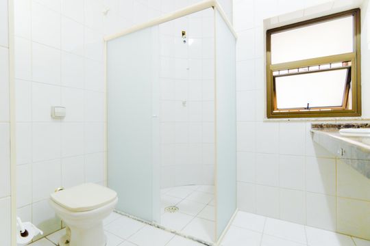 Banheiro do Quarto 1 de casa para alugar com 4 quartos, 250m² em Vila Galvão, Guarulhos