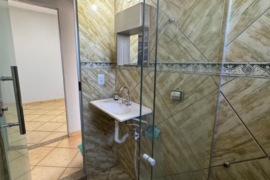 Banheiro de apartamento para alugar com 2 quartos, 130m² em Conjunto 13, Brasília