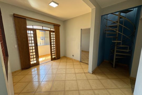 Apartamento para alugar com 2 quartos, 130m² em Conjunto 13, Brasília