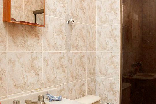 Banheiro de apartamento à venda com 1 quarto, 49m² em Centro Histórico, Porto Alegre
