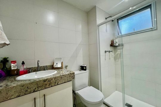 Banheiro 1 de apartamento à venda com 2 quartos, 82m² em Barra da Tijuca, Rio de Janeiro