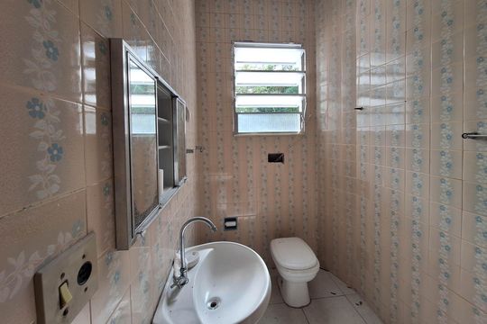 Banheiro de apartamento para alugar com 2 quartos, 50m² em Cubango, Niterói