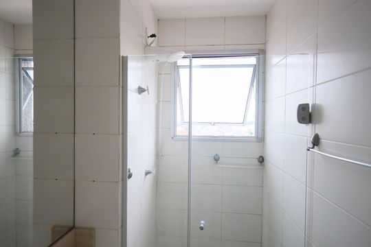 Banheiro de apartamento para alugar com 2 quartos, 62m² em Bussocaba, Osasco
