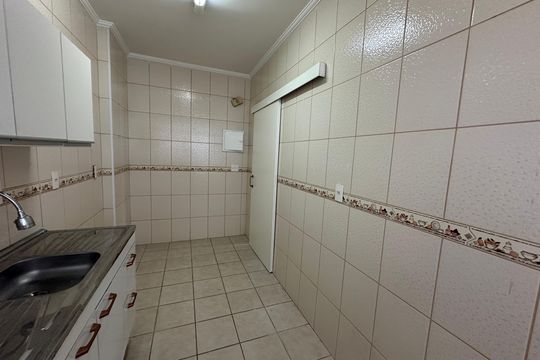 Cozinha de apartamento para alugar com 2 quartos, 55m² em Centro, São Vicente