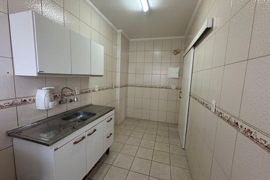 Cozinha de apartamento para alugar com 2 quartos, 55m² em Centro, São Vicente