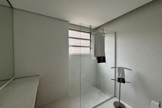 Banheiro suíte  de apartamento para alugar com 2 quartos, 185m² em Jardim Europa, São Paulo