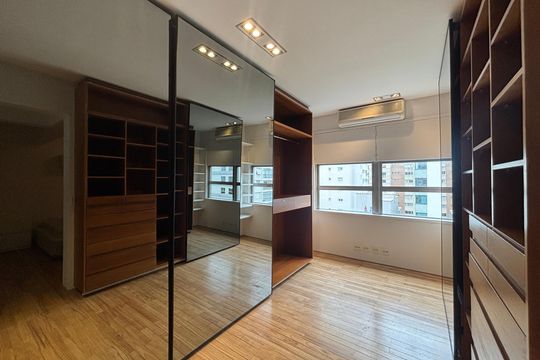 Suite closet  de apartamento para alugar com 2 quartos, 185m² em Jardim Europa, São Paulo