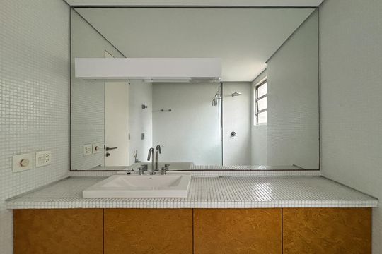 Banheiro suíte  de apartamento para alugar com 2 quartos, 185m² em Jardim Europa, São Paulo