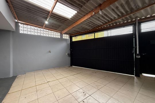 Garagem de casa à venda com 3 quartos, 180m² em Parque Sao Luis, São Paulo