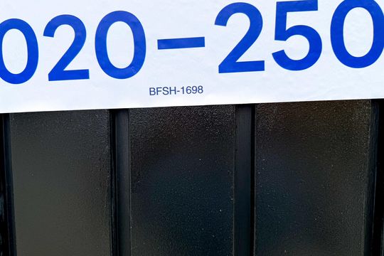 Placa GRANDE instalada dia 22 de setembro de 2026 código da plaquinha BFSH-1698 de casa à venda com 3 quartos, 180m² em Parque Sao Luis, São Paulo