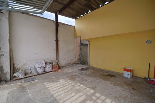Garagem de casa à venda com 6 quartos, 200m² em Vila Nhocuné, São Paulo