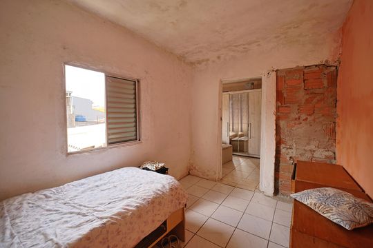 Quarto 2 de casa à venda com 6 quartos, 200m² em Vila Nhocuné, São Paulo