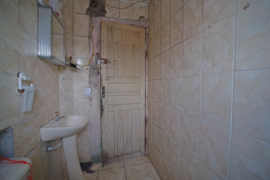 Banheiro de casa à venda com 6 quartos, 200m² em Vila Nhocuné, São Paulo