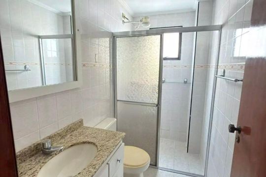 Banheiro 1 de apartamento para alugar com 1 quarto, 56m² em Vila Assuncao, Praia Grande