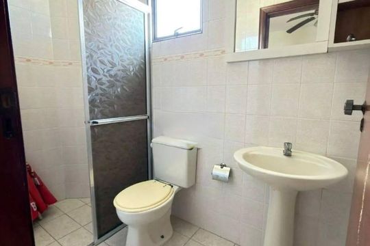 Banheiro 2 de apartamento para alugar com 1 quarto, 56m² em Vila Assuncao, Praia Grande