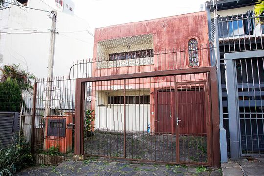 Fachada de casa à venda com 4 quartos, 250m² em Boa Vista, Porto Alegre