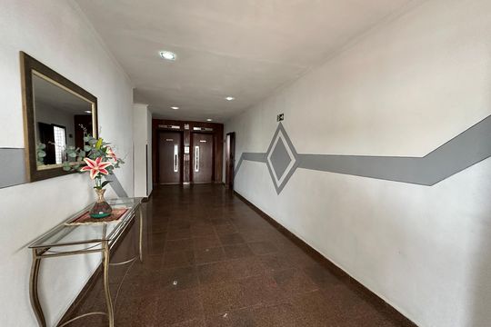 Hall de entrada de apartamento para alugar com 1 quarto, 36m² em Morro dos Barbosas, São Vicente
