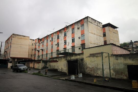 Fachada  de apartamento à venda com 2 quartos, 48m² em Olaria, Rio de Janeiro