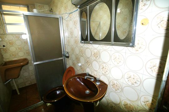 Banheiro social de apartamento à venda com 2 quartos, 48m² em Olaria, Rio de Janeiro