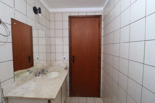 Banheiro social  de apartamento para alugar com 3 quartos, 100m² em Centro, Ribeirão Preto