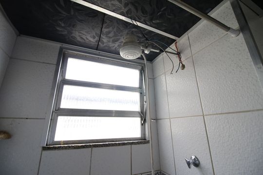 Banheiro de apartamento para alugar com 2 quartos, 52m² em Taquara, Rio de Janeiro