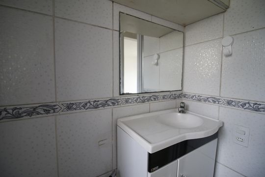 Banheiro de apartamento para alugar com 2 quartos, 52m² em Taquara, Rio de Janeiro