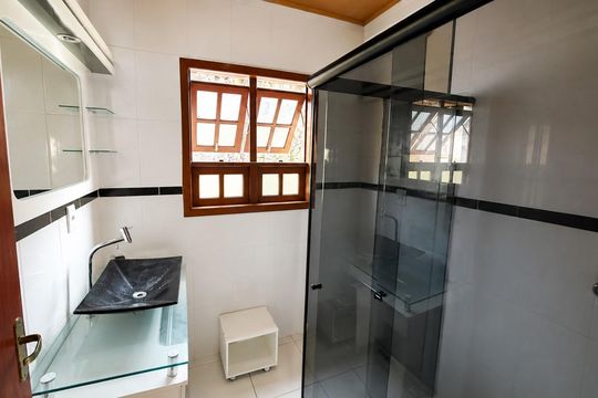 Banheiro de casa para alugar com 2 quartos, 350m² em Sarandi, Porto Alegre