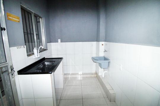 Cozinha e Área de Serviço de kitnet/studio para alugar com 1 quarto, 25m² em Parada de Lucas, Rio de Janeiro