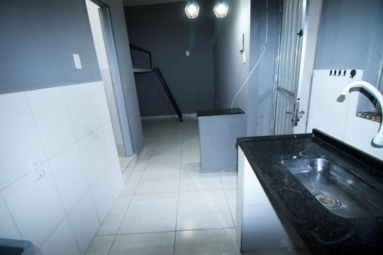 Cozinha de kitnet/studio para alugar com 1 quarto, 25m² em Parada de Lucas, Rio de Janeiro