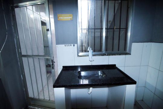 Cozinha de kitnet/studio para alugar com 1 quarto, 25m² em Parada de Lucas, Rio de Janeiro