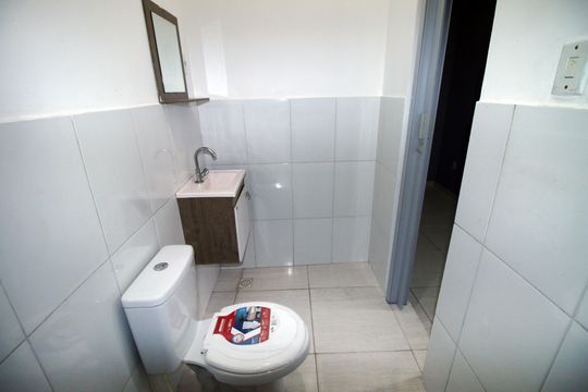 Banheiro de kitnet/studio para alugar com 1 quarto, 25m² em Parada de Lucas, Rio de Janeiro