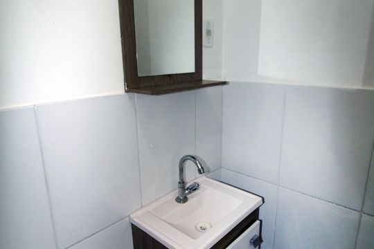 Banheiro de kitnet/studio para alugar com 1 quarto, 25m² em Parada de Lucas, Rio de Janeiro