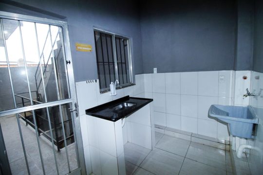 Cozinha e Área de Serviço de kitnet/studio para alugar com 1 quarto, 25m² em Parada de Lucas, Rio de Janeiro