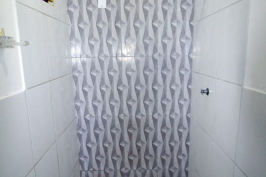 Banheiro de kitnet/studio para alugar com 1 quarto, 25m² em Parada de Lucas, Rio de Janeiro