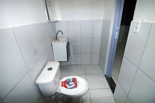 Banheiro de kitnet/studio para alugar com 1 quarto, 25m² em Parada de Lucas, Rio de Janeiro