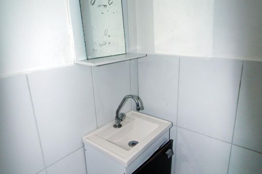 Banheiro de kitnet/studio para alugar com 1 quarto, 25m² em Parada de Lucas, Rio de Janeiro