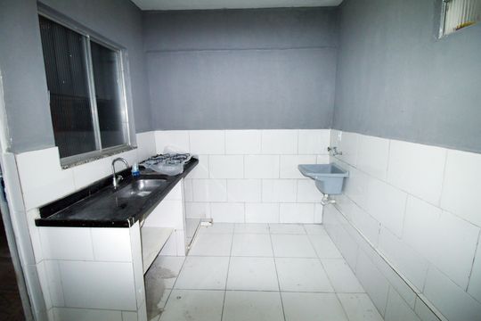 Cozinha e Área de Serviço de kitnet/studio para alugar com 1 quarto, 25m² em Parada de Lucas, Rio de Janeiro