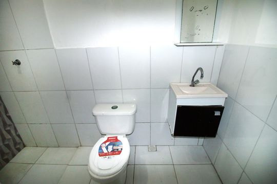 Banheiro de kitnet/studio para alugar com 1 quarto, 25m² em Parada de Lucas, Rio de Janeiro